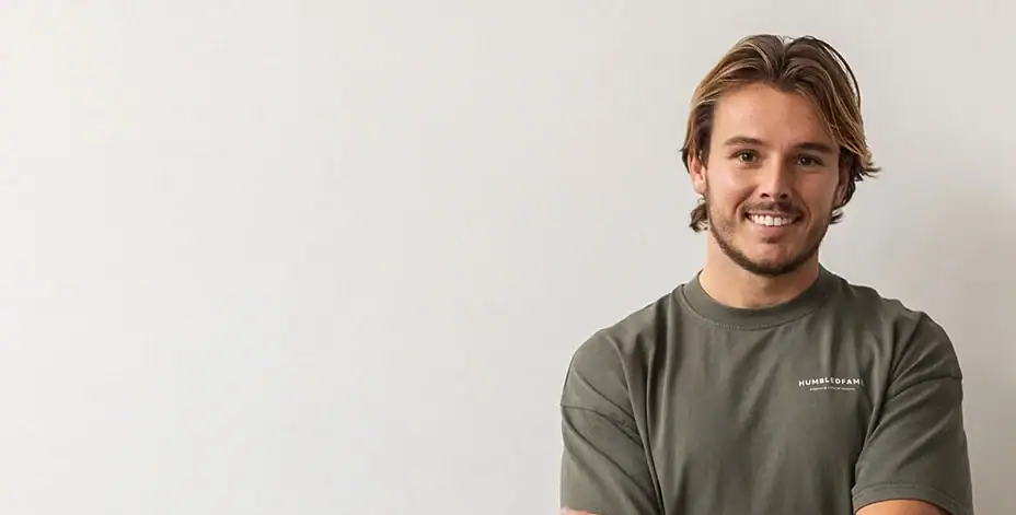 Natuurlijke, zelfverzekerde man met vriendelijke uitstraling, casual kleding, lichte achtergrond.